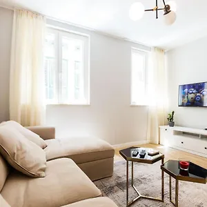 https://karlas-exclusive-central-apartment.hotelinzadar.com